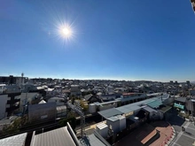 【大阪府/箕面市桜井】マストメゾン箕面桜井 眺望：最上階・南向き住戸につき、日当たり・眺望に恵まれます