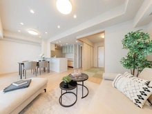 【埼玉県/所沢市東町】ザ・パークハウス所沢 リビング：※家具・調度品等は販売価格に含まれておりません