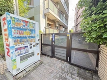 【東京都/練馬区大泉学園町】マイキャッスル大泉学園 敷地内：敷地内に自動販売機が設置されています