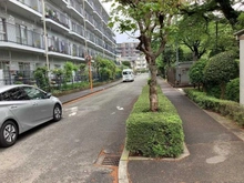 【東京都/調布市富士見町】第2コープ調布 E棟 前面道路