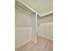 【東京都/台東区千束】クレストフォルム浅草グランステージ 収納：約7.1帖の洋室にあるウォークインクローゼット