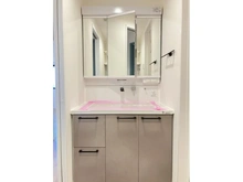 【埼玉県/さいたま市中央区新中里】ダイアパレス与野 洗面室：新規交換した三面鏡付洗面化粧台です