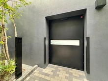 【埼玉県/さいたま市大宮区桜木町】プラウド大宮桜木町 自転車・バイク置場出入口