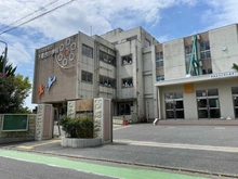 【埼玉県/さいたま市中央区下落合】プラウドさいたま新都心 さいたま市立下落合小学校（現地より約240m）