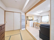 【埼玉県/さいたま市大宮区吉敷町】ウェリス大宮 和室：押入付き
奥：LDK