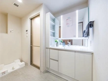 【埼玉県/さいたま市南区文蔵】ヒルズ南浦和パークグランステージ 洗面室：3面鏡裏収納付きの洗面化粧台