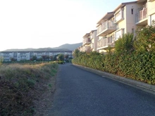 【神奈川県/秦野市鶴巻南】鶴巻ガーデンシティひかりの街　A号棟 前面道路：南側前面道路