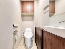 【埼玉県/さいたま市大宮区吉敷町】ザ・パークハウス大宮吉敷町翠邸 トイレ：吊戸棚・手洗い場付き