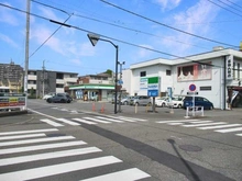 【東京都/八王子市大和田町】グランシティレイディアントアクアヴィータ  ファミリーマート八王子大和田町五丁目店（現地より約590m）