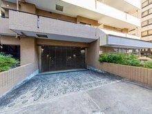 【東京都/立川市曙町】セレナハイム立川スクエアコート 敷地内：駐車場入り口