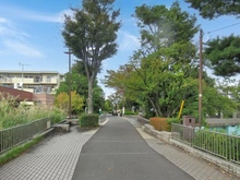 【東京都/八王子市南大沢】グリーンコープ南大沢 5号棟 歩道橋（現地より約150m）：南大沢駅まで続く遊歩道