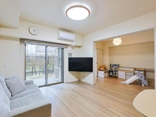 【埼玉県/さいたま市浦和区前地】プラウドシティ浦和 グランドコート リビング・ダイニング：約13.4帖
※奥：洋室