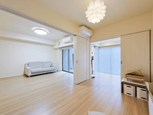 【埼玉県/さいたま市浦和区前地】プラウドシティ浦和 グランドコート 洋室：約5.3帖
※奥：リビング、コンサバトリー