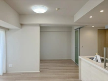 【東京都/荒川区東尾久】コスモレジデンス東京EAST 洋室：（手前）リビングダイニング