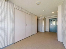 【東京都/豊島区巣鴨】パークホームズ巣鴨セントラルアヴェニュー 共用部：写真左の扉がトランクルームになります。