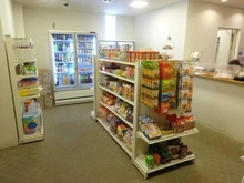 【埼玉県/さいたま市浦和区前地】プラウドシティ浦和 グランドコート 共用施設：売店
食品や日用品、食事のテイクアウトまで揃っており、日常使いができ便利です。