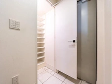 【東京都/北区田端】コンシェリア駒込ANNEX 玄関：シューズインクローゼット