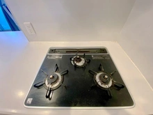 【大阪府/大阪市天王寺区逢阪】ル・パルトネール夕陽丘天神坂 キッチン：三口コンロ