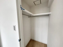 【大阪府/大阪市阿倍野区阿倍野筋】プラウドタワー阿倍野 収納：中央の洋室・ウォークインクローゼット