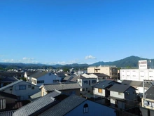 【京都府/京都市上京区上塔之段町】ジオ京都御所北 眺望：玄関窓からの眺望（北東方向）