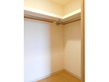 【大阪府/枚方市伊加賀北町】枚方ガーデンアイランズC棟 収納：洋室約7.5帖のウォークインクローゼット