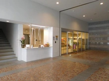 【大阪府/枚方市伊加賀北町】枚方ガーデンアイランズC棟 共用施設：フロントとミニコンビニ（敷地内）