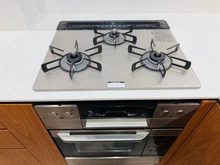 【東京都/港区西麻布】麻布霞町パーク・マンション キッチン：三口コンロ