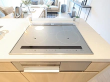 【東京都/港区赤坂】プレミスト赤坂檜町公園 キッチン：IHクッキングヒーター