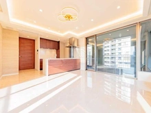 【東京都/港区六本木】ロイヤルシーズン六本木 LDK：間接照明付折り上げ天井 スピーカー付ダウンライト