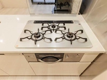 【東京都/港区虎ノ門】ブランズ愛宕虎ノ門 キッチン：三口コンロ