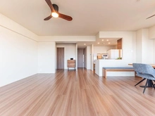 【神奈川県/横浜市磯子区汐見台】クレストレジデンス横浜　SKY VIEW SHIOMIDAI リビング・ダイニング：（左奥）サービスルーム（納戸）