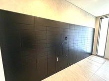 【神奈川県/横浜市磯子区汐見台】クレストレジデンス横浜　SKY VIEW SHIOMIDAI メールBOX・宅配BOX