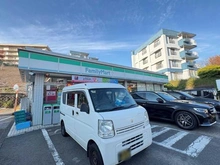 【神奈川県/横浜市磯子区汐見台】クレストレジデンス横浜　SKY VIEW SHIOMIDAI ファミリーマート横浜汐見台店（現地より約580m）