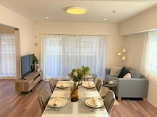 【神奈川県/横浜市保土ケ谷区星川】コスモ星川パークステージ リビング・ダイニング：「※家具・調度品は販売価格に含まれておりません」
（左）洋室