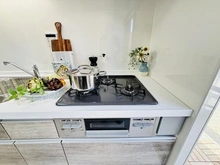 【東京都/新宿区市谷薬王寺町】スカイコート市ヶ谷第3 キッチン：三口コンロ