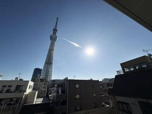 【東京都/墨田区向島】イニシア墨田押上 眺望：廊下からスカイツリーが望めます。