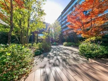 【東京都/三鷹市下連雀】プラウドシティ吉祥寺 E棟 敷地内