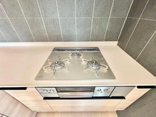 【東京都/千代田区九段北】朝日九段マンション キッチン：三口コンロ