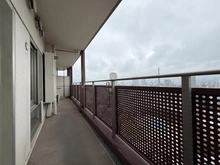 【東京都/新宿区富久町】ローレルコート新宿タワー バルコニー：バルコニー14.84m2（奥行約1.4m）：約10mのワイドスパン