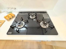 【東京都/港区六本木】麻布永坂レジデンス キッチン：三口コンロ