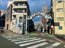 【東京都/新宿区住吉町】ビクトリアハイム市ヶ谷 あけぼのばし商店街（現地より約130m）