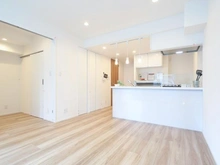 【東京都/港区南青山】ラヴォーグ南青山 LDK：左側：洋室