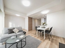 【東京都/新宿区荒木町】ジオ四谷荒木町 リビング・ダイニング：(左)洋室※家具調度品等は販売価格に含まれません。