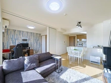 【東京都/足立区新田】ファインシティ王子神谷リバー＆フォレスト LDK：写真奥は約5.0帖の洋室（スライドドア開扉時）