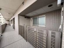 【埼玉県/戸田市南町】プラウド戸田公園フィールド 共用部：玄関前にトランクルーム付き