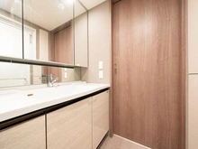 【東京都/板橋区坂下】プレミスト志村三丁目 洗面所：三面鏡裏収納付き洗面化粧台