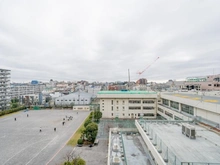 【東京都/板橋区坂下】プレミスト志村三丁目 眺望：南東向き。隣接は中学校のため、陽当たり・眺望良好