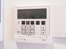 【東京都/板橋区坂下】プレミスト志村三丁目 床暖房操作パネル：リビングダイニング（一部）部分にはガス温水式床暖房あり