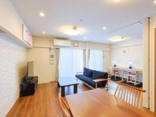 【埼玉県/志木市本町】プラウドシティ志木本町 センターコート リビング・ダイニング：洋室の扉を開扉すると、約17.8帖の広さ（LD＋洋室）