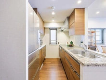 【埼玉県/志木市本町】プラウドシティ志木本町 センターコート キッチン：収納力豊富なカップボード（オプション）